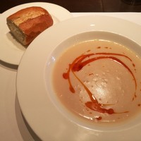エチョラ - 白いんげん豆と新玉葱のポタージュ、スペインから空輸した生地を焼く本場同様のバゲット