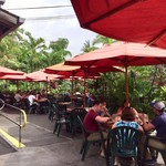 Kona Brewing Company - 大人気のテラス席（レストランゾーン）