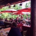 Kona Brewing Company - 大人気のテラス席（レストランゾーン）