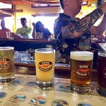 Kona Brewing Company - ドリンク写真:パブ。こちらなら直ぐにビールにたどり着けます。そしてカウンターに並んでいるのがサンプラーフライトで頼んだ４種のビール$19.79（二人分税込み）