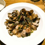 ONE TWO DON - アサリの酒蒸し　３８０円(税別)　お友だち？が潮干狩りに行ったらしく。