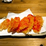 ONE TWO DON - 紅しょうが天　２００円(税別)　薄切りの紅しょうがをサクサクに。卓上のピンクソルトで。