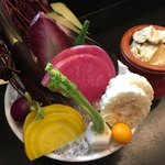 織 - バーニャカウダ ほぼ毎回頂いている定番メニュー。味噌味のソースが美味しいです。