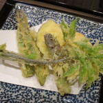 天ちら・蕎麦 あ.まると - 北海道産アスパラガス、コシアブラ、タラの芽、賀茂なす、金時芋