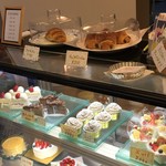 アルパイン洋菓子店 - ショーケースには様々なケーキ