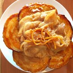 豚丼専門店 木ノ下 - 真上から チャーシュー5枚あります