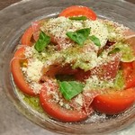 Kirin Shithi - トマトのジェノベーセソースのサラダ