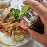 辰巳軒 - 卓上ソースをかけて