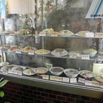 辰巳軒 - 店先ショーケース　食品サンプルにはラップ（＾＾）