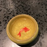 イチリン ハナレ - お茶の湯飲みに金魚が泳いでます