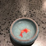 イチリン ハナレ - お茶の湯飲みに金魚が