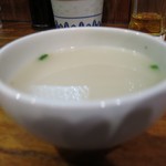 香港麺 新記 - 白いスープはピントが合わせにくいな～