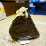 お弁当処 美食千歳 - ［2018/04］おにぎり・チーズおかか(300円)