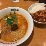 高老庄餃子屋 - 「カレー担々麺」720円＋「陳麻飯(半)」360円