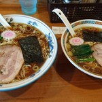 かまや食堂 - 中華そば（左が大盛り、右が普通盛り）