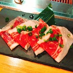 和牛とワイン フォーコ - 広島の焼肉の代表『コウネ』です。牛の前脚の脇から胸にかけてのお肉で、1頭から約2㎏しか取れない希少部位です。たっぷり脂が乗っていて、コラーゲンとゼラチンが豊富なお肉です。私も大好きです‼️(o^^o)