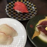 回転寿司ととぎん - 真鯛とかつおたたきと本マグロ赤身握り