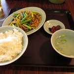 龍門 - にんにくの芽と豚肉炒め　500円