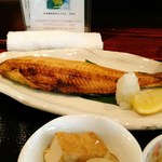 和乃食 ここから - 黒板のびんちょう鮪腹トロは品切れだった為、ホッケの開きor鮭の味噌焼からホッケを選びました