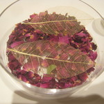 ラチュレ - バラのフィナンシェの皿