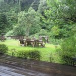 石釜亭 - 訪問した７月の初旬はまだ梅雨の最中、あいにくの雨模様でしたがそれでも素敵な景色が窓越しにみられました。 