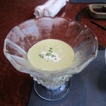 石釜亭 - スープもどちらのコースも一緒グリーンピースの冷製スープです、甘みがあって美味しいくデザートで出されても良い位の一品でしたよ。 