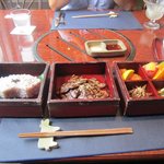 石釜亭 - 後輩の頼んだ季節のお重箱が運ばれてきました、一日限定１０食のランチです。 