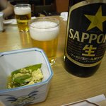 お通し（絹さやと卵の炒め物）とビール