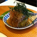 かたおか - 茄子を生ハムで巻いた冷菜。
      ジュレと揚げ大葉が、
      かかっています。
      美味しいのは勿論、清涼感のある
      料理は、一品目にピッタリ！