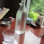 石釜亭 - 雨が降ってたとは言え蒸し暑い日だったのでテーブルに置かれた素敵な容器に入った水は大活躍です。 
