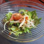 石釜亭 - 最初のサラダはどちらも一緒、美味しい野菜サラダです、ただ山笠の期間中だったので二人とも胡瓜だけは食べれませんでした。 