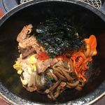 Yakiniku Toraji - 焼肉石焼ビピンパ 1,300円 税込 小皿、スープ、スムージーが付きます