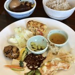 野菜料理 旬采亭 - ビュッフェ盛り付け例（温菜中心）＋七穀米