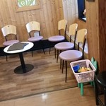 麺や来味 - 待合室？
      待つ場所