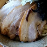 麺や来味 大形店 - 油そば
                                チャーシューは厚くトロトロですが
                                やや油がくどいかな？(^_^;)