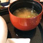 和カフェ ののや - ワカメの味噌汁。
      深い器。