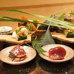 銀座 しのはら - 八寸：鯛の笹鮨、ずいき、カツオ酢漬け、玉子しんじょう、レンコン酢着け、こごみ、スナップえんどう、サイマキ海老、富山もずく