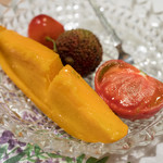 うを徳 - 2018.5 フルーツ盛り（宮崎マンゴー「太陽のタマゴ」、山形さくらんぼ「紅秀峰」、台湾グリーンライチ、徳島フルーツマト「珊瑚樹」）