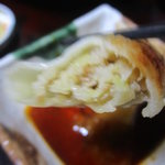 大晃大飯店 - 肉の比率が多く、ジュウシーな餃子