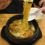 Oosakaoushou - 「炎の餃子鍋」の麺