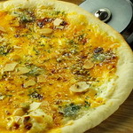 Creamy pizza with 4 types of cheese ~ topped with roasted nuts ~