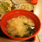 Gyuushin Shokudou - 揚げ・玉ネギ・豆腐・ワカメの味噌汁