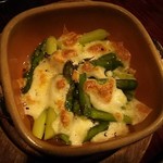 立ち拠り酒場 榮 - 2018.3.24  【アスパラとモッツァレラチーズのオーブン焼き】 580円