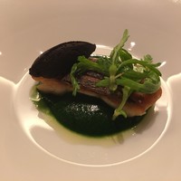 ミチノ・ル・トゥールビヨン - イサキのポアレ 春菊のソース 黒にんにくとアピオス(ほど芋)のピュレ