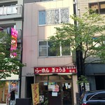 Kurabu Kohitsuji - このビルの二階にお店があります。
      ラーメン屋さんの脇にある怪しい階段を上がり、201号室がClub子羊です。