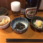 焼鳥 酉たけ - まずはビールと突き出し3種で人心地付きます　真ん中はひじきの煮物です