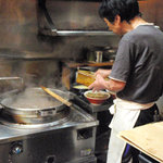Ma Chan Ramen - カウンター越しの厨房