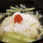 馳走 啐啄一十  - ⑥虎魚(広島県呉産)の湯引き、梅餡掛け、蓴菜(広島県黒瀬産)、利尻根布と鮪節の出汁の椀
      虎魚は味わい深く、朝摘み蓴菜の透き通った寒天質が素晴らしい。
      透明感がある利子昆布と鮪節のお出汁が良いですね。