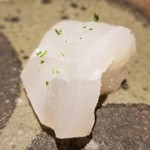 馳走 啐啄一十  - ⑧真鯛 (山口県柳井産・30%放血の脱水仕込み・5日寝かせ)
      産卵期の真鯛は脂のりは落ち、本来は状態は良くありませんが、今年になって明らかに真鯛が良くなりました。