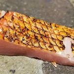 馳走 啐啄一十  - ⑩金目鯛の炙り(静岡県焼津産・サスエ前田鮮魚店・10日熟成)
      産卵期は夏、旬は秋～晩冬。
      今はオフシーズンなので、熟成により旨みを引き出した上に炭火で炙り脂を活性化した技ありの美味しさです。